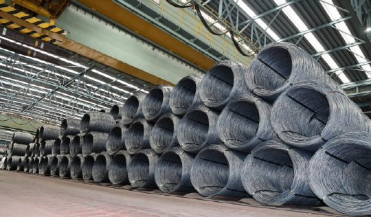 지난달 포항제철소 침수 여파와 현대제철 노조 파업 등으로 포스코와 현대제철 열연 판매량이 감소한 것으로 나타났다. 사진은 포스코 철강제품. 연합뉴스